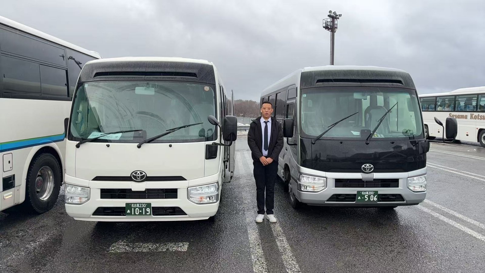 ドライバー_バス2台前_02