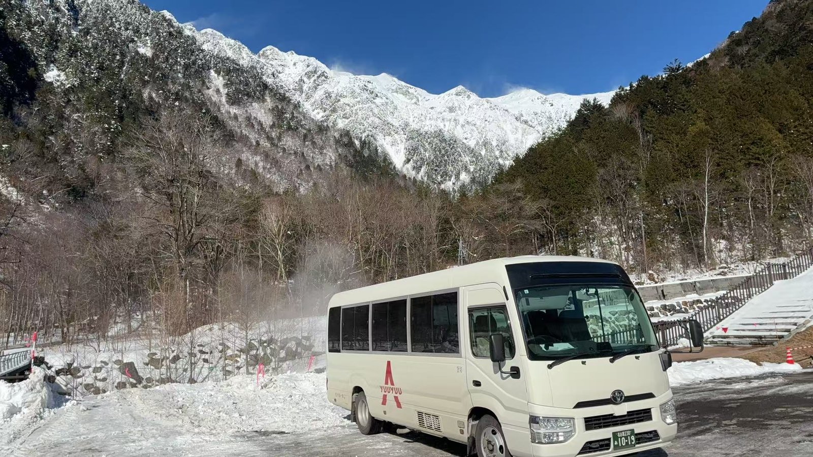 バス_雪山風景_01