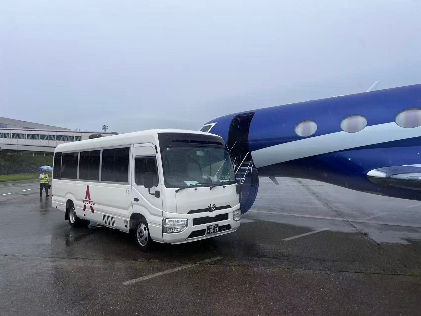 空港送迎_バス飛行機並び_03