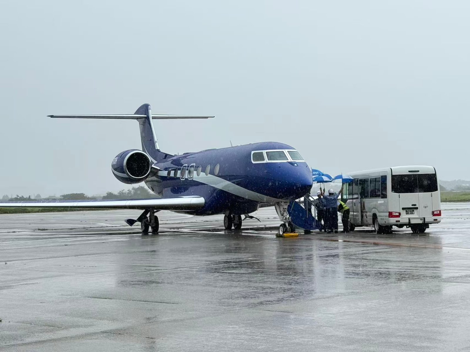 空港送迎_バス飛行機並び_05